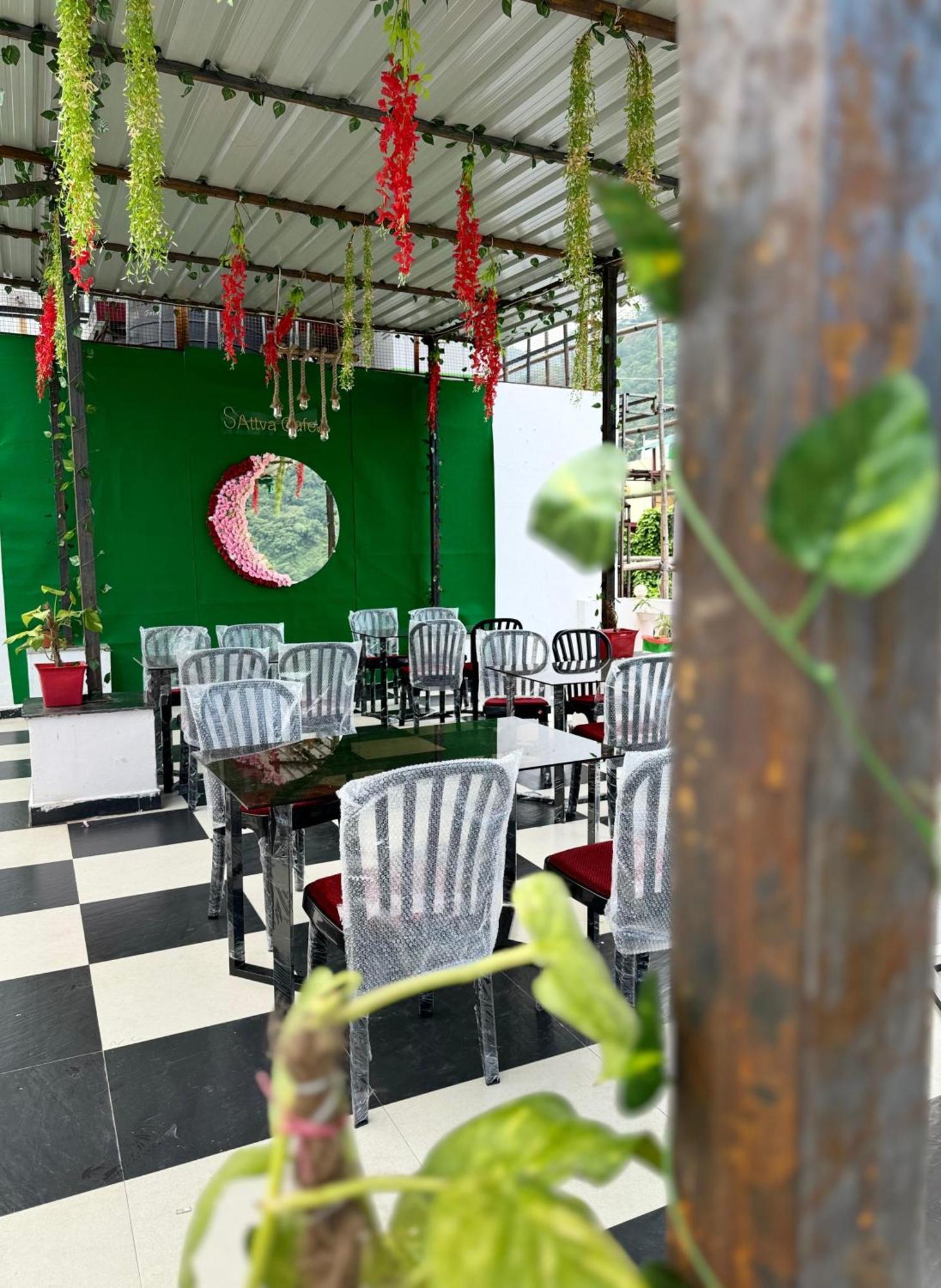 Sattva Cafe And Motel Rishīkesh Exterior foto